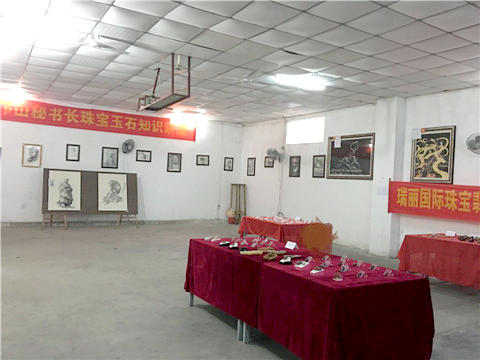 学校翡翠专业学生作品展室