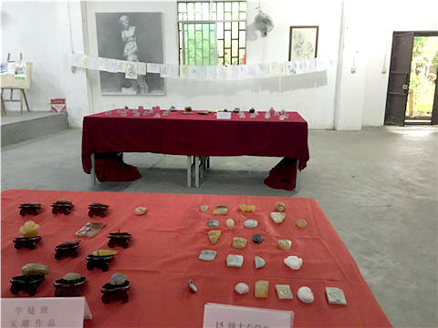 学校翡翠专业学生作品展室
